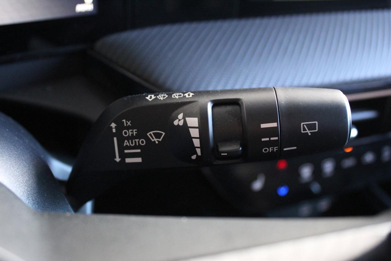 2025 Nissan Kicks SR PREMIUM, 1-owner, Upgraded wheel package Photo