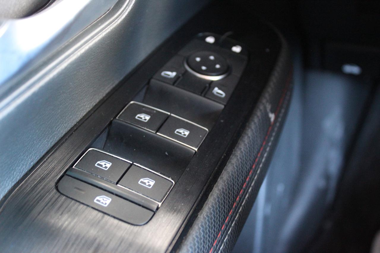 2025 Nissan Kicks SR PREMIUM, 1-owner, Upgraded wheel package Photo