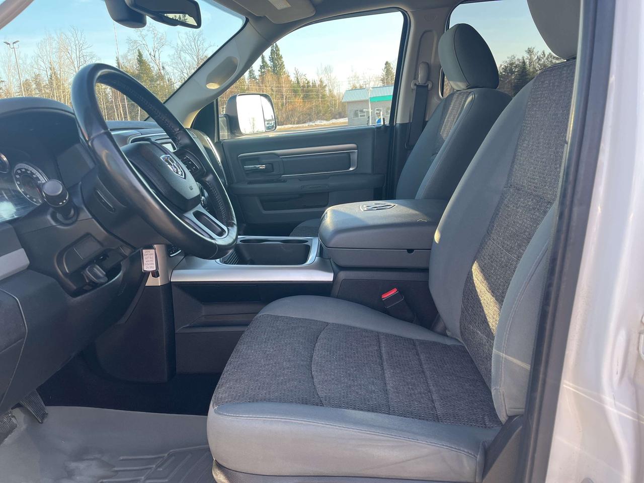 2016 RAM 1500 SLT - Tow Pkg - Bluetooth Photo2