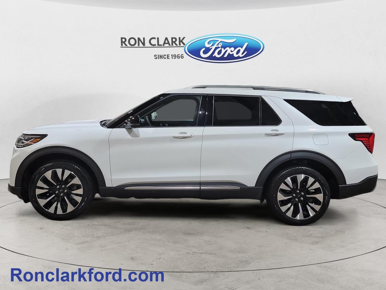 2026 Ford Explorer Platinum 4dr 4x4 Photo3