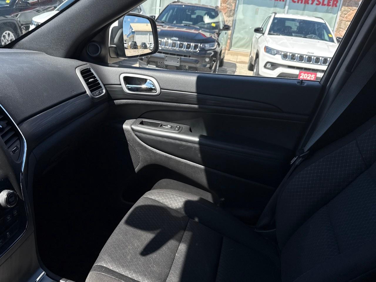 2021 Jeep Grand Cherokee LAREDO 4x4 Photo