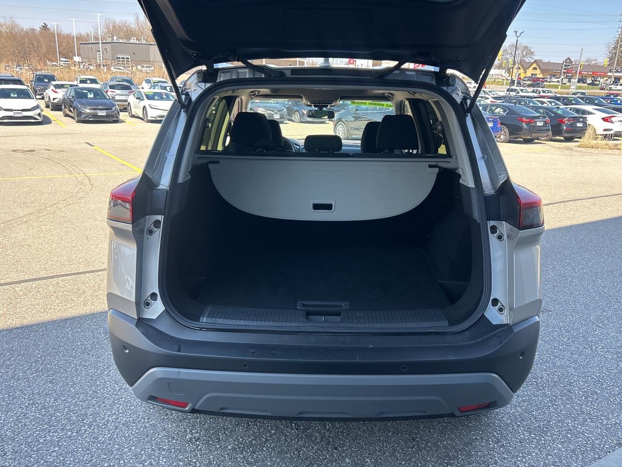 2023 Nissan Rogue SV MOONROOF Photo4