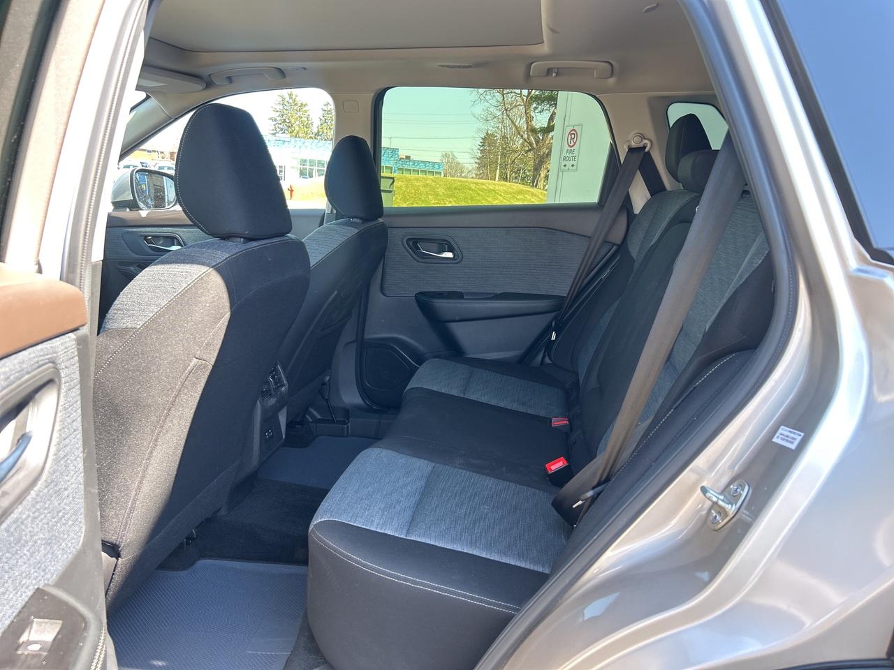 2023 Nissan Rogue SV MOONROOF Photo