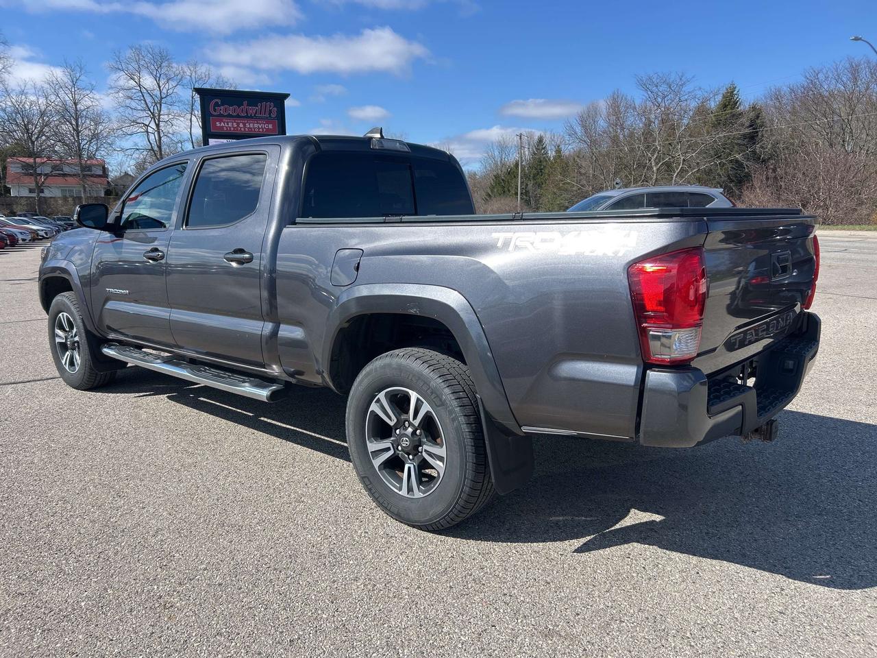 2017 Toyota Tacoma TRD SPORT, 4X4, HEATED SEATS, BACK UP CAM, NAV! Photo3