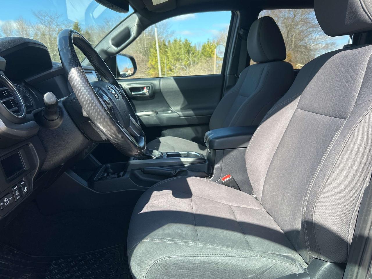 2017 Toyota Tacoma TRD SPORT, 4X4, HEATED SEATS, BACK UP CAM, NAV! Photo