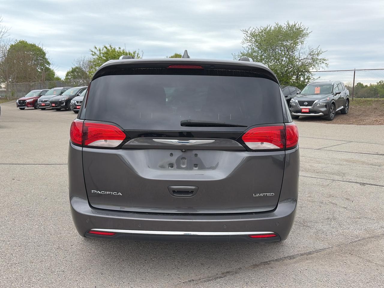 2017 Chrysler Pacifica 8 PASSENGER! LIMITED, CLEAN CARFAX, REMOTE START! Photo