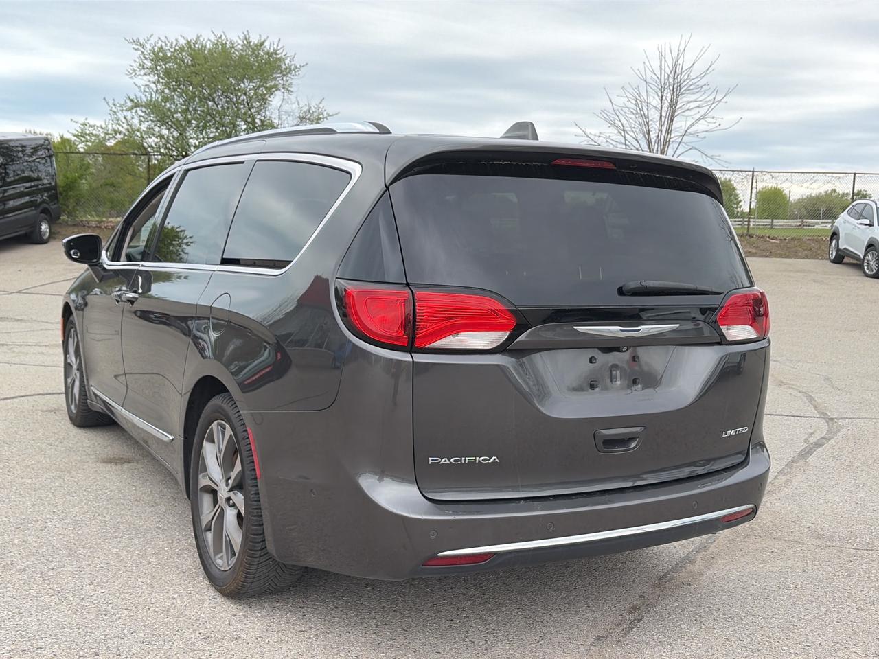 2017 Chrysler Pacifica 8 PASSENGER! LIMITED, CLEAN CARFAX, REMOTE START! Photo3