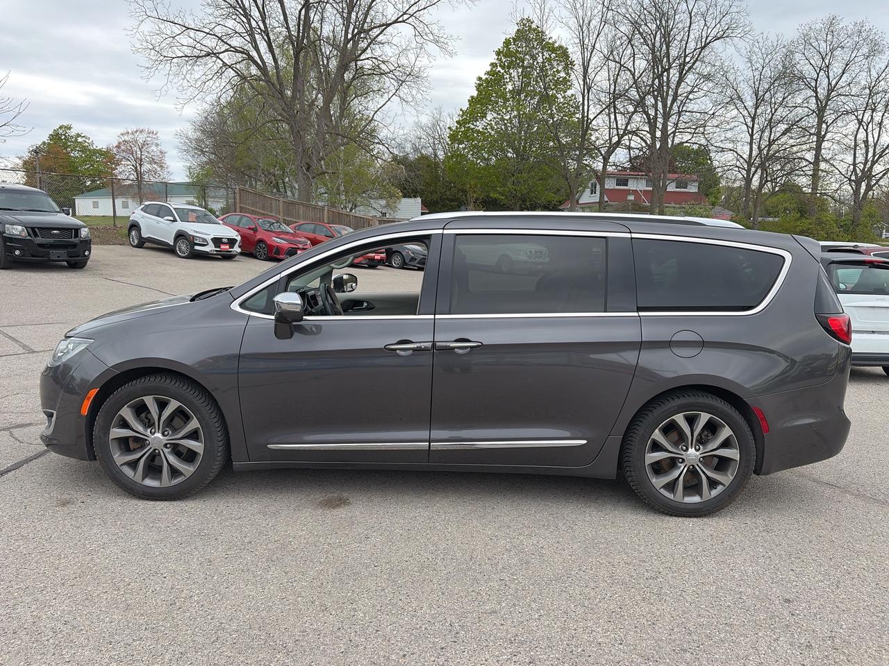 2017 Chrysler Pacifica 8 PASSENGER! LIMITED, CLEAN CARFAX, REMOTE START! Photo