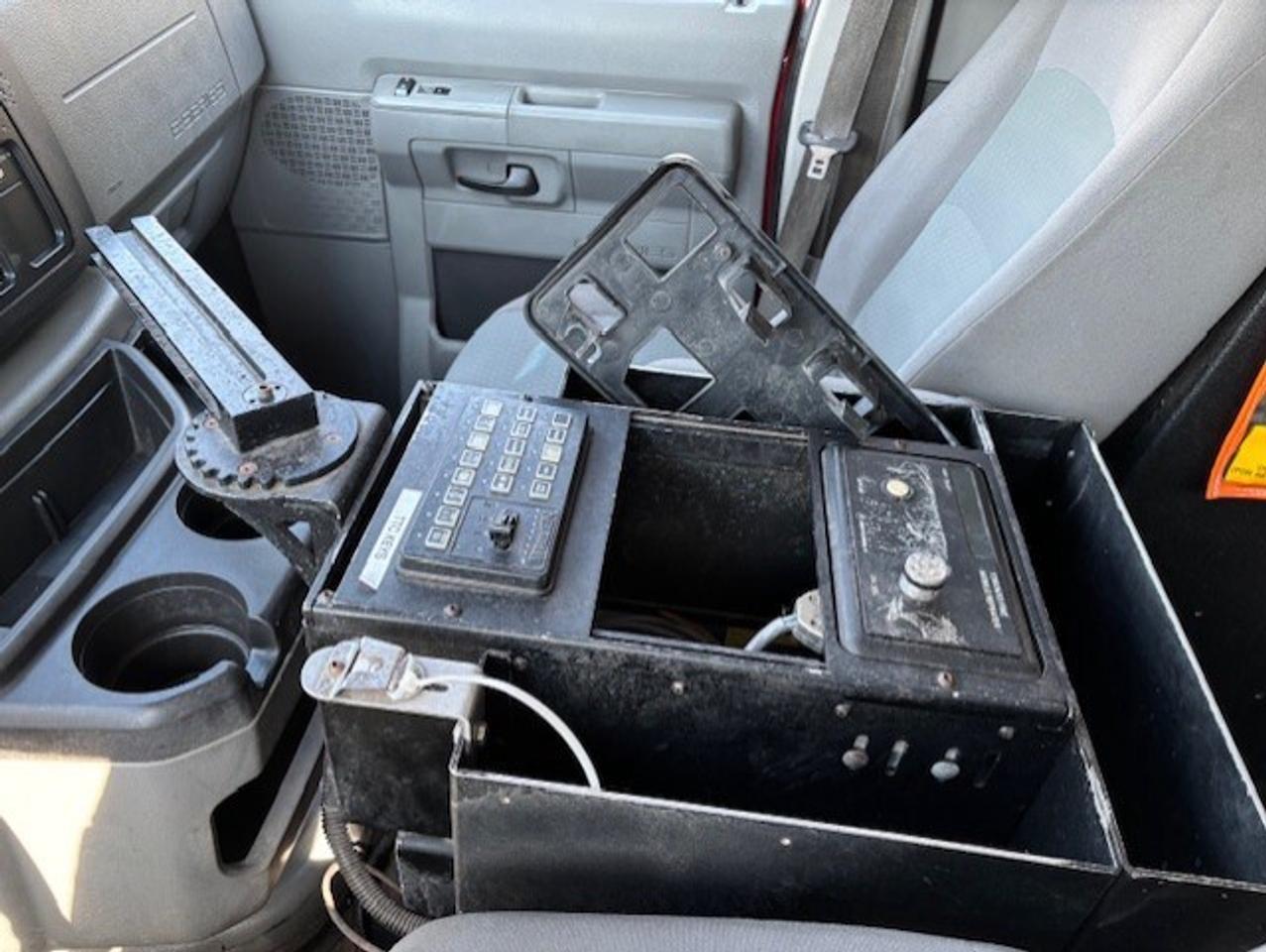 2011 Ford Econoline E-350 **5 PASSENGER--EXTENDEDDD-FIRE CHIEF** Photo