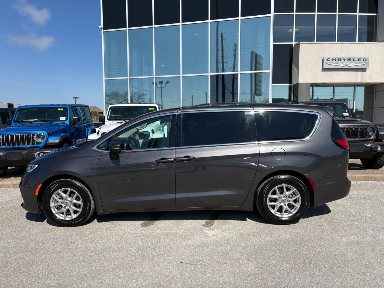 2023 Chrysler Pacifica Touring-L Front-Wheel Drive Passenger Van Photo