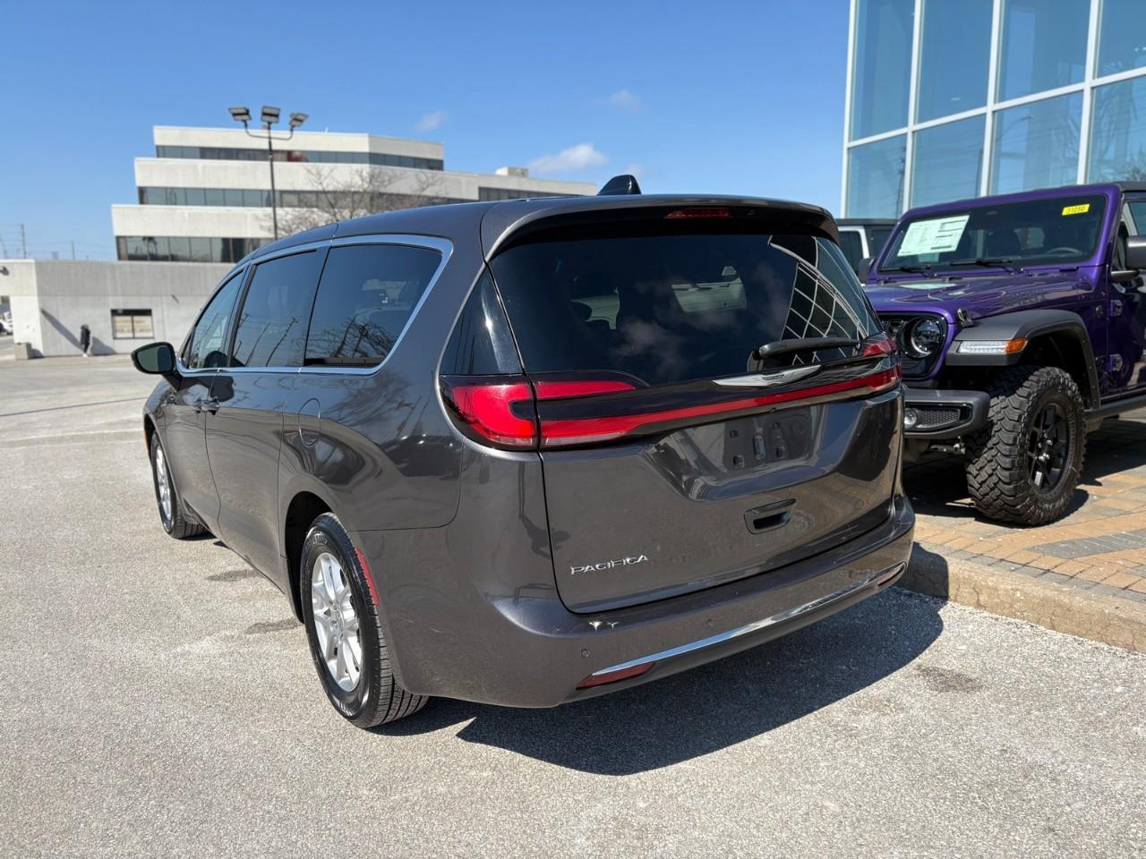 2023 Chrysler Pacifica Touring-L Front-Wheel Drive Passenger Van Photo