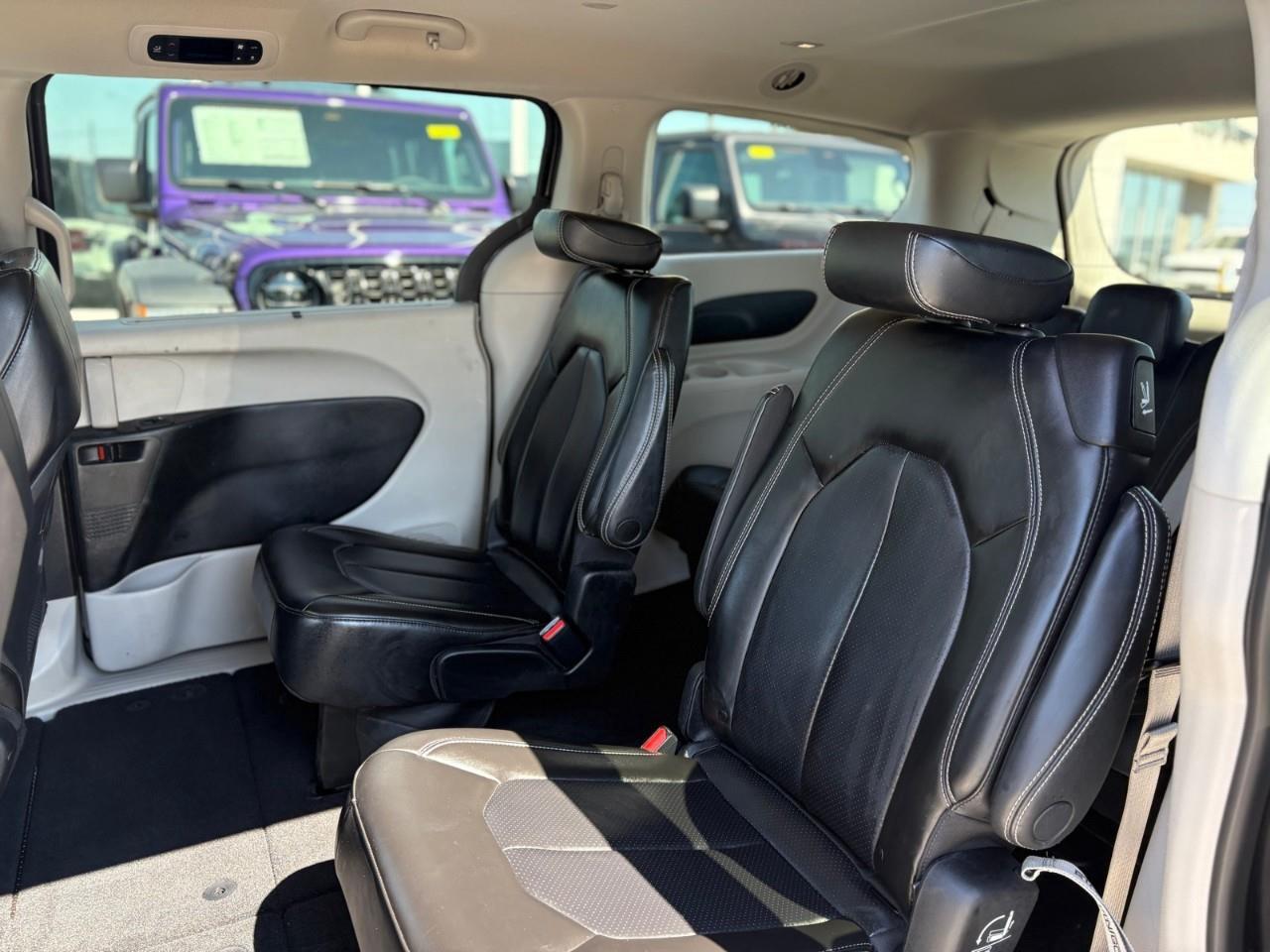 2023 Chrysler Pacifica Touring-L Front-Wheel Drive Passenger Van Photo