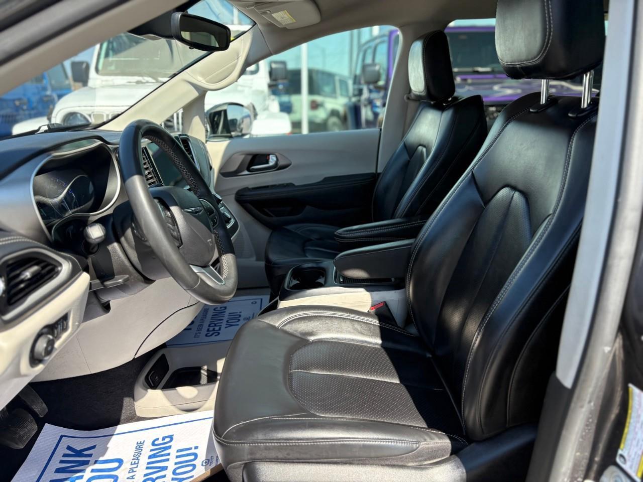 2023 Chrysler Pacifica Touring-L Front-Wheel Drive Passenger Van Photo