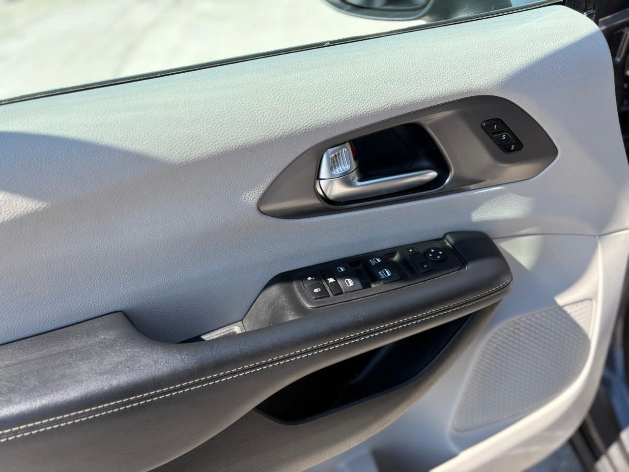 2023 Chrysler Pacifica Touring-L Front-Wheel Drive Passenger Van Photo