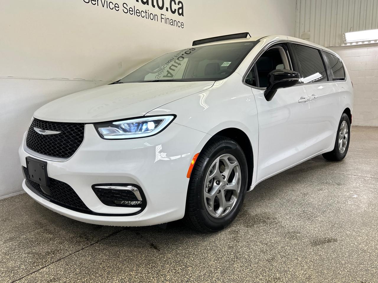 2024 Chrysler Pacifica Limited Front-Wheel Drive Passenger Van Photo