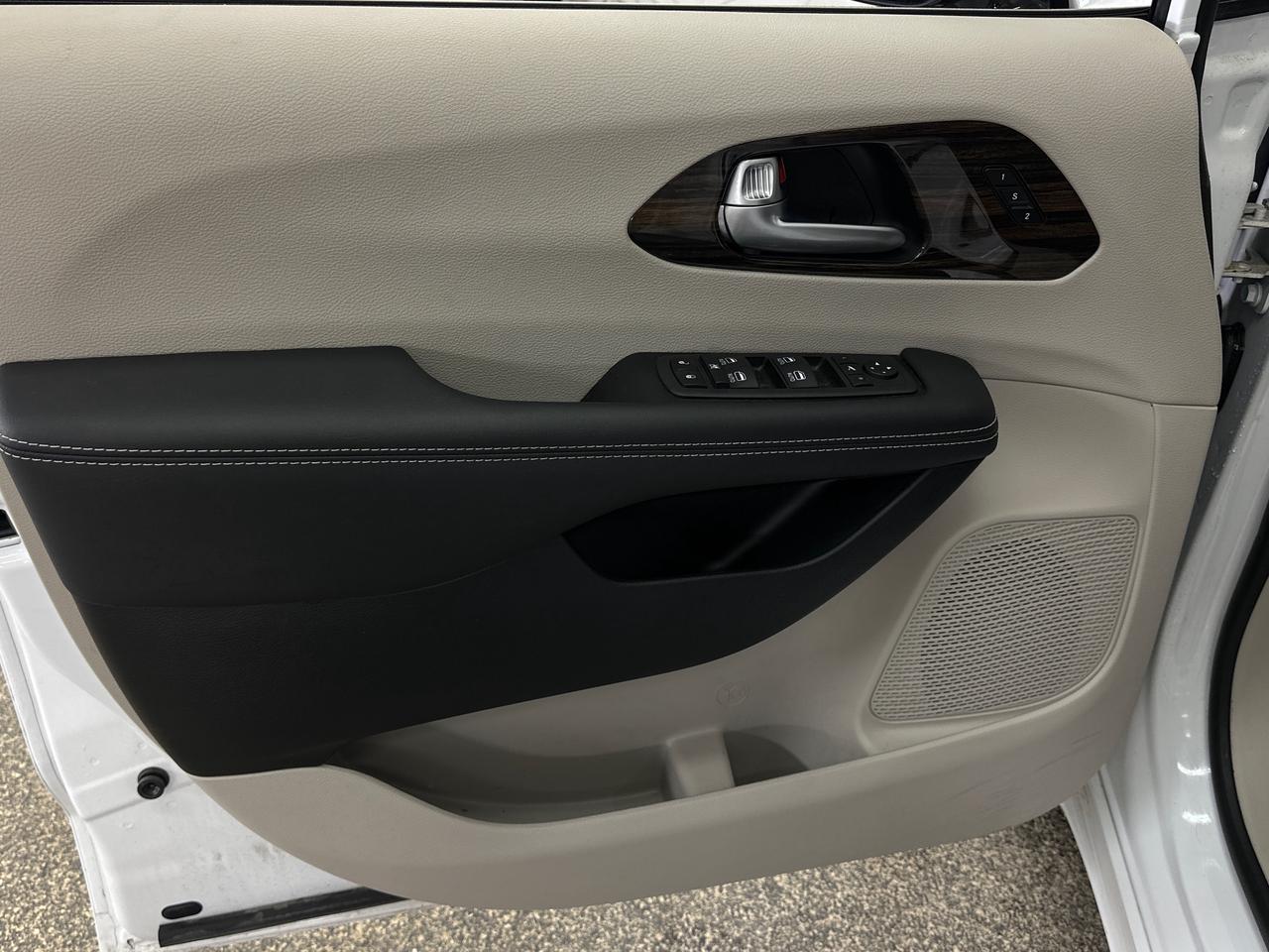 2024 Chrysler Pacifica Limited Front-Wheel Drive Passenger Van Photo