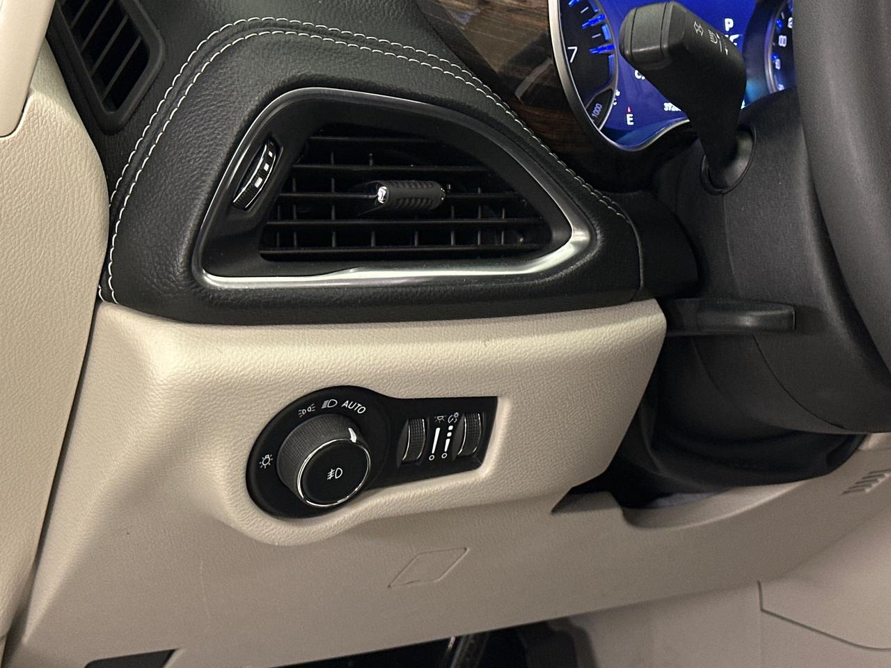 2024 Chrysler Pacifica Limited Front-Wheel Drive Passenger Van Photo