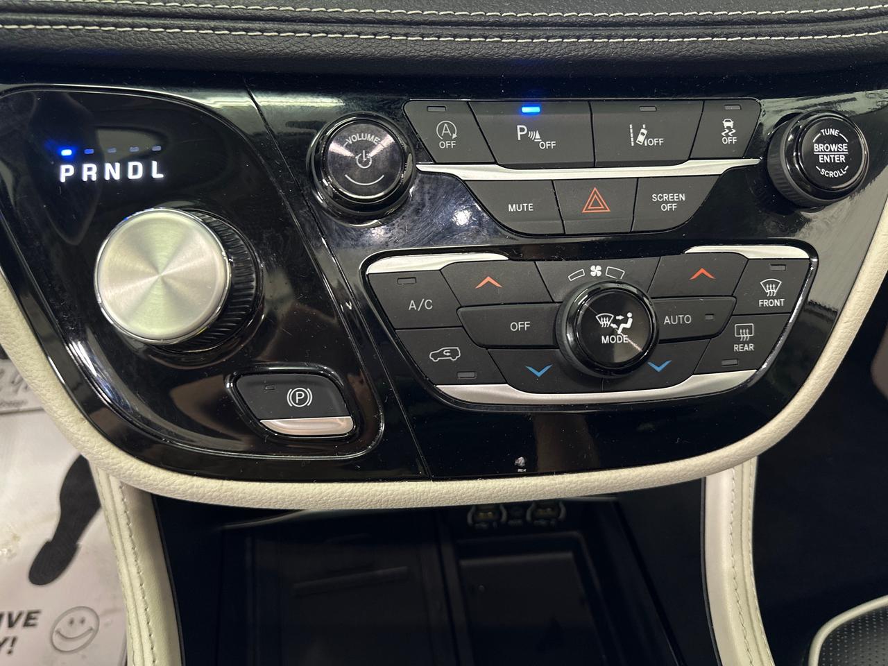 2024 Chrysler Pacifica Limited Front-Wheel Drive Passenger Van Photo