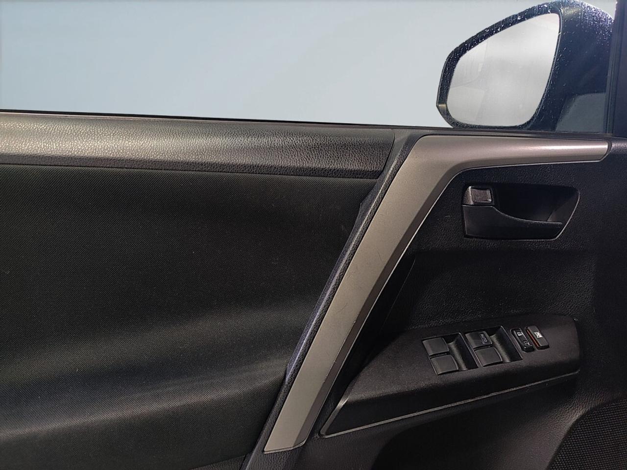 2017 Toyota RAV4 LE AWD/Back Up Cam/ Bloetooth/Heated Seats./ Photo