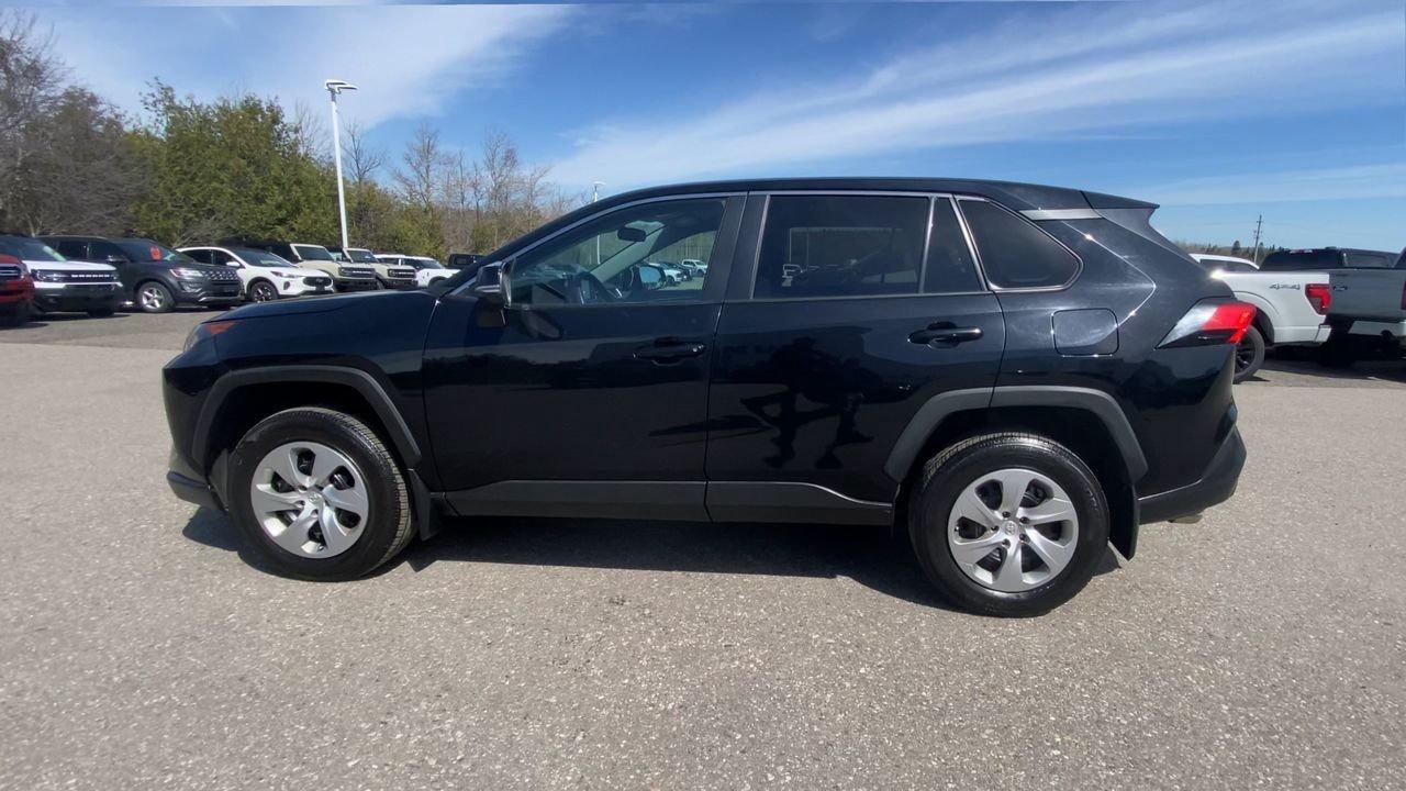 2022 Toyota RAV4 LE Photo4