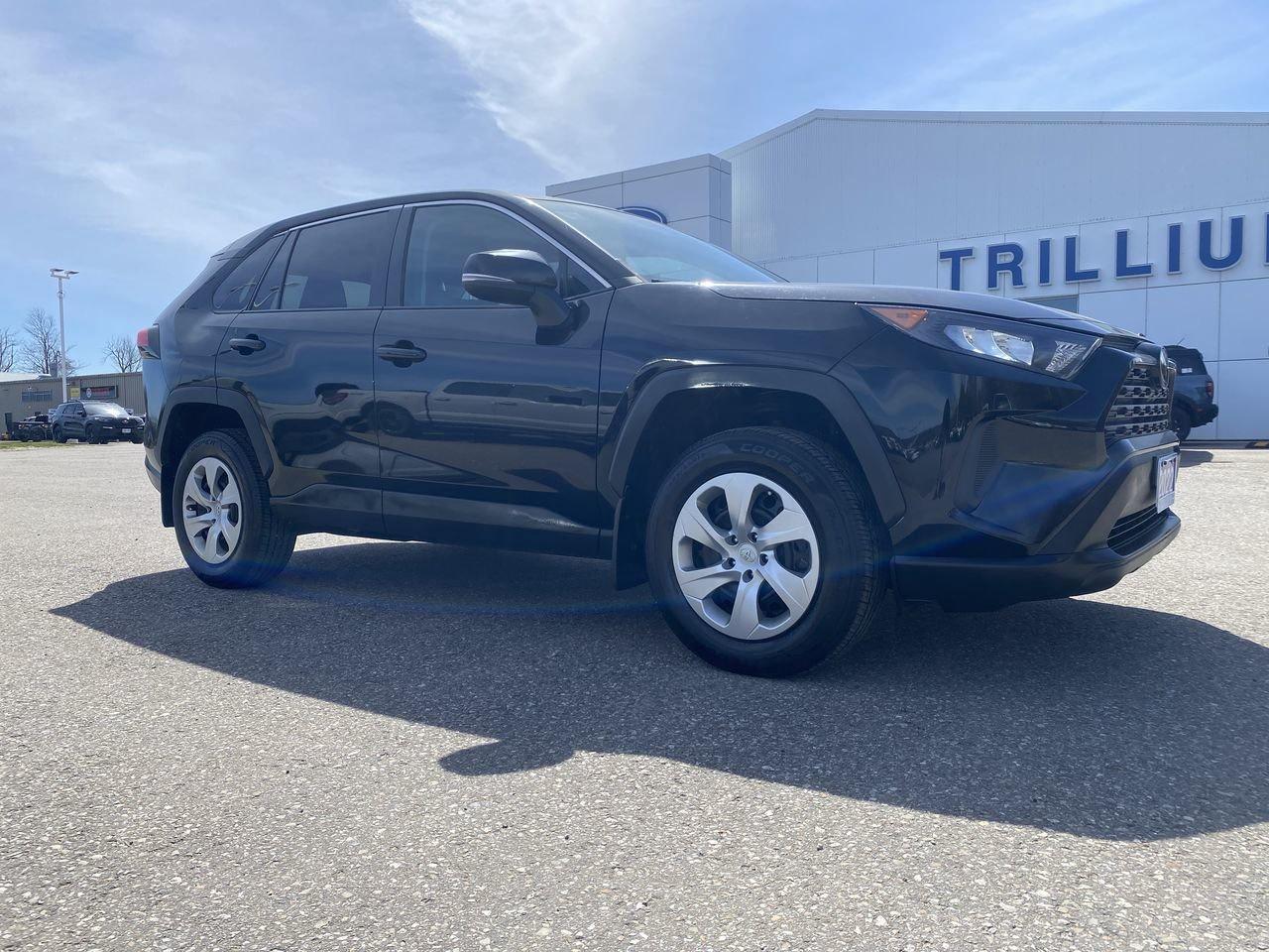 2022 Toyota RAV4 LE Photo0