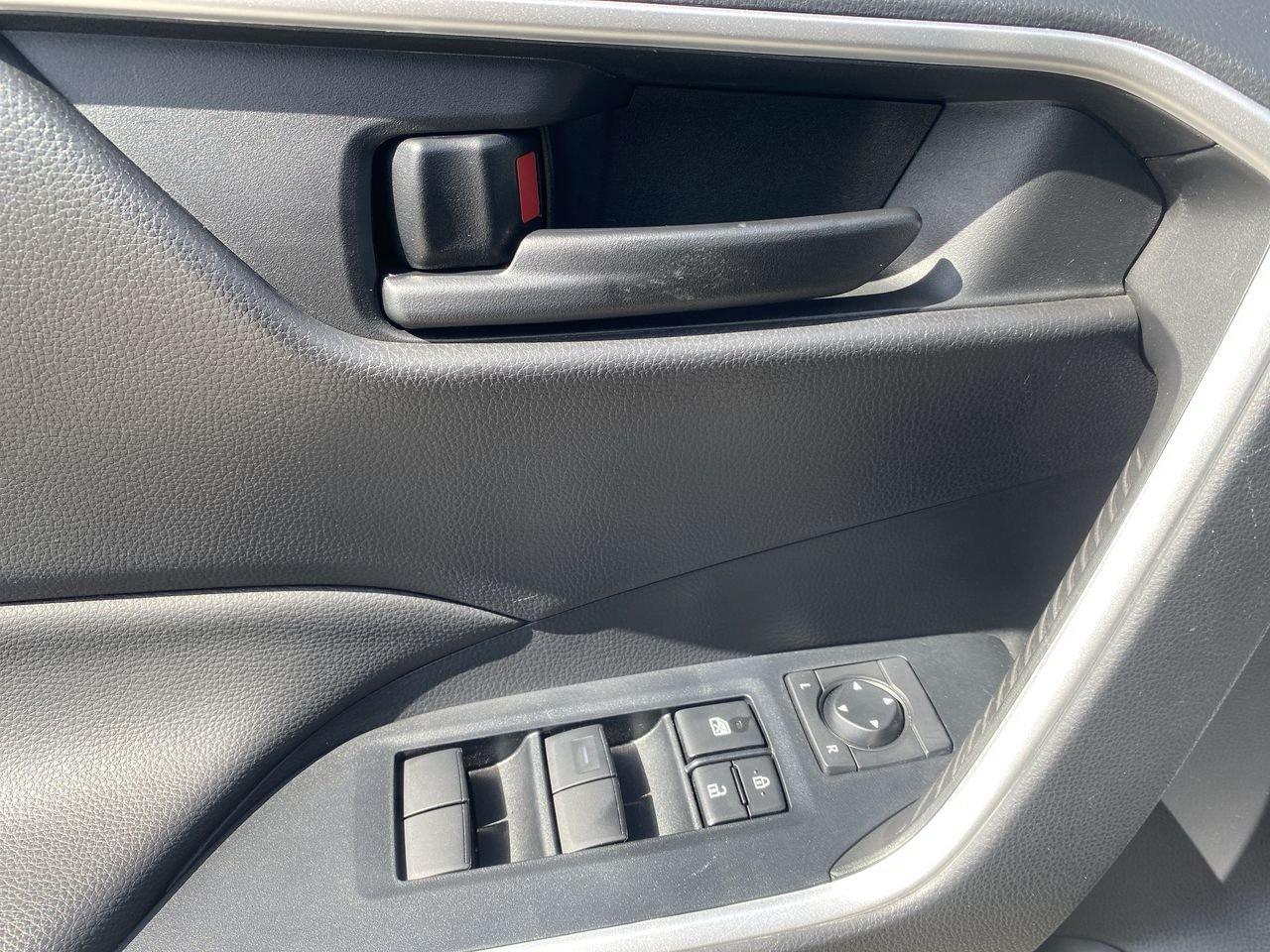 2022 Toyota RAV4 LE Photo
