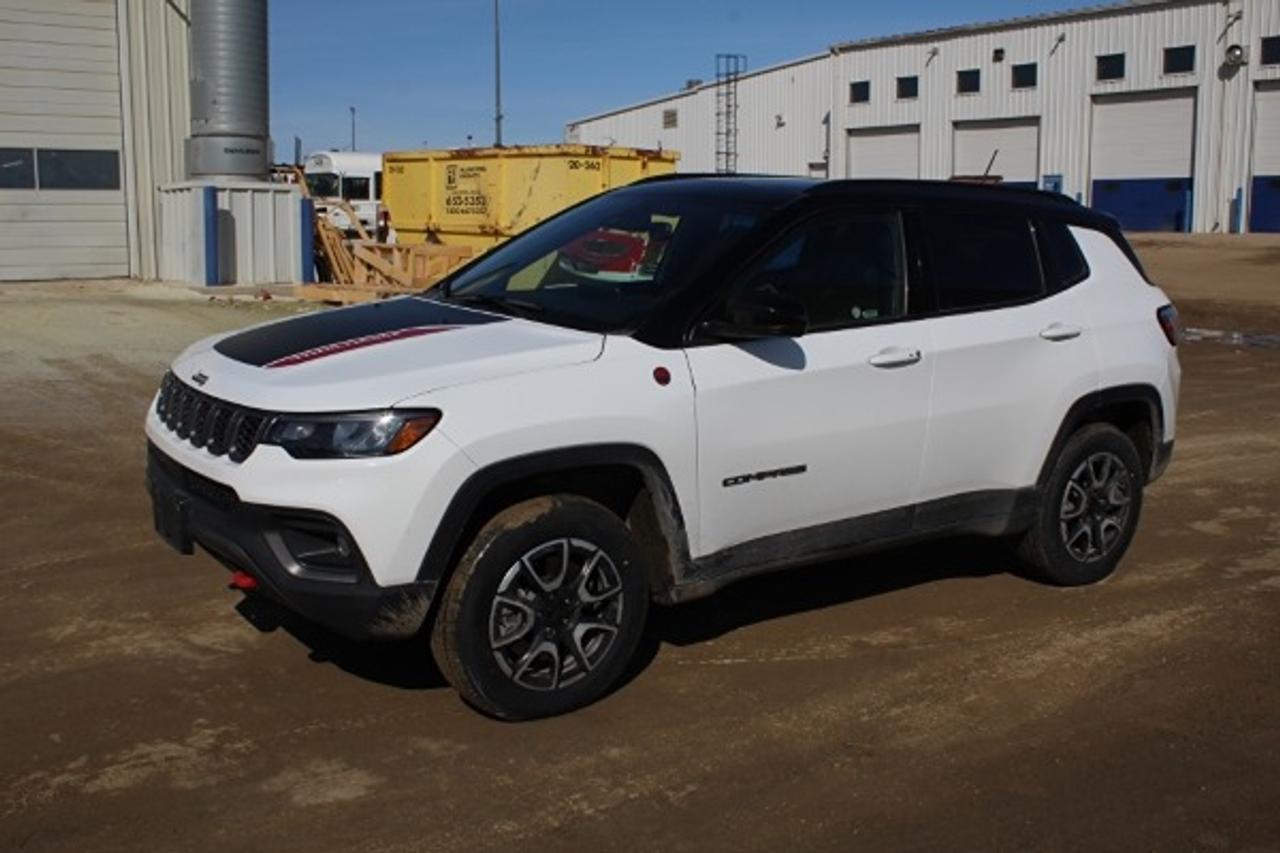 2024 Jeep Compass Trailhawk 4x4 w/Htd L.wrap, pano S/R, NAV, BUC - Photo #1
