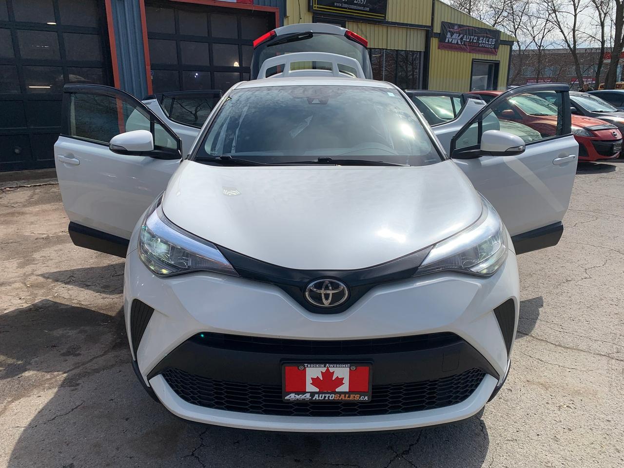 2020 Toyota C-HR XLE Premium Photo