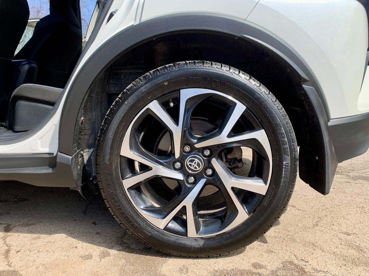 2020 Toyota C-HR XLE Premium Photo