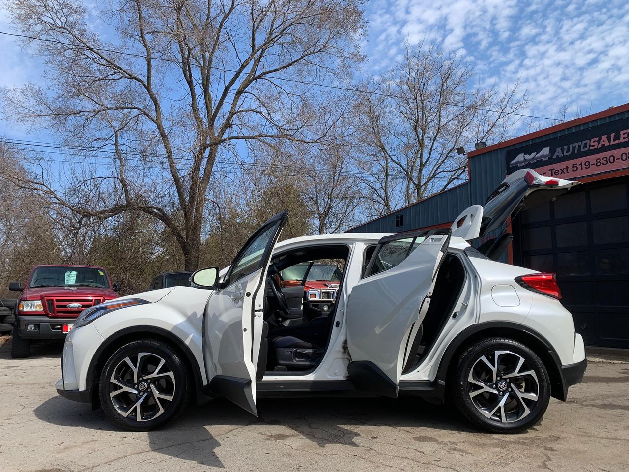 2020 Toyota C-HR XLE Premium Photo