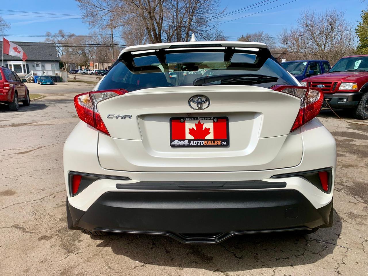 2020 Toyota C-HR XLE Premium Photo