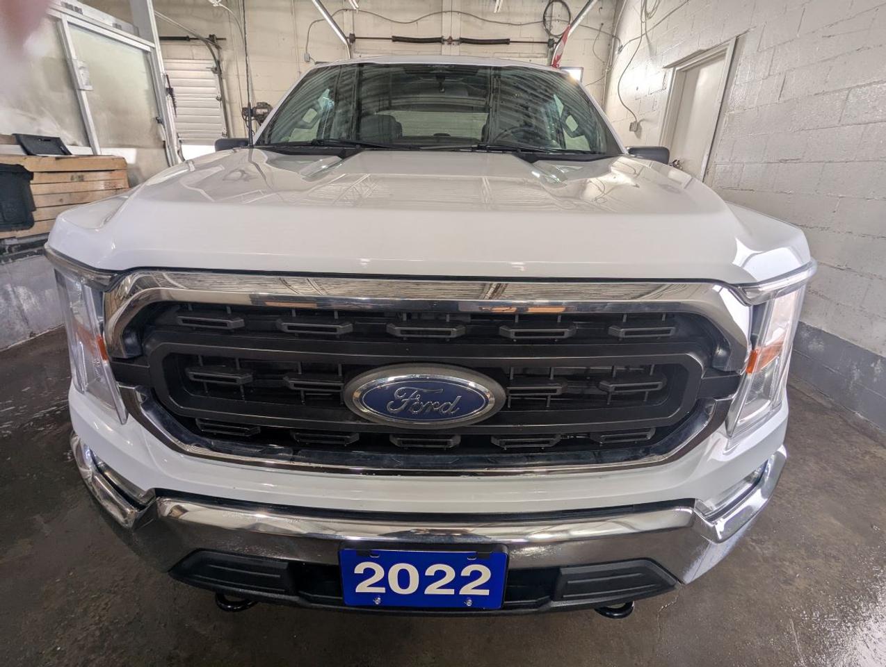 2022 Ford F-150 XLT SUPERCREW 4X4 WITH NAVIGATION!! Photo2