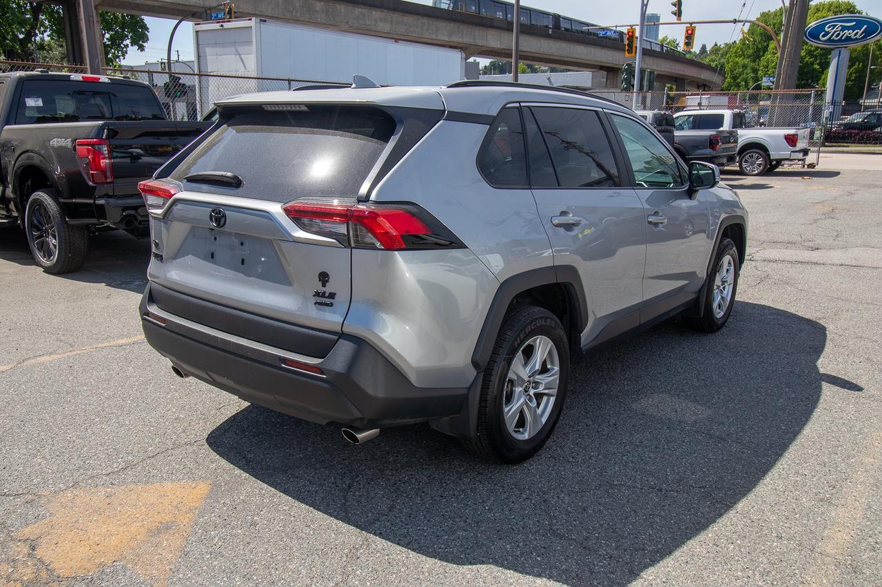 2021 Toyota RAV4 XLE AWD Photo4