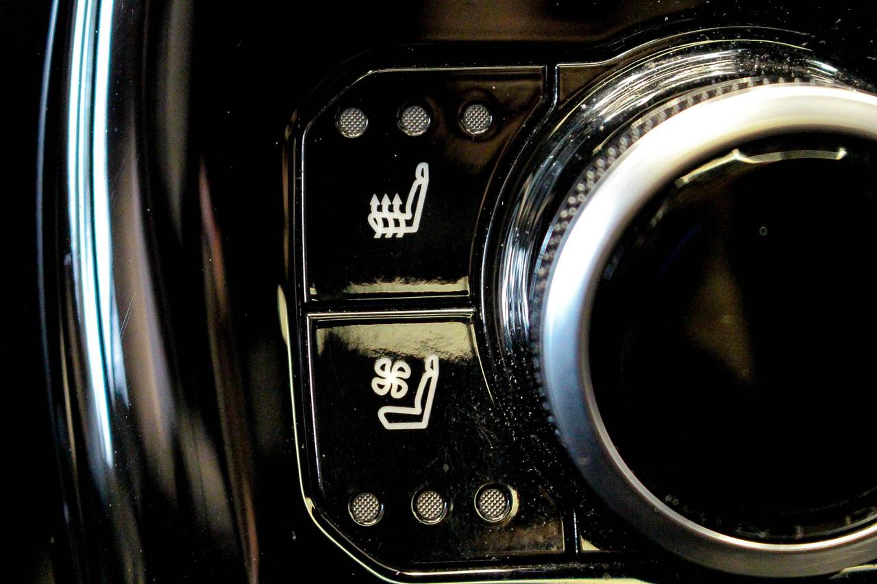 2021 Toyota Highlander Limited JBL AUDIO - NAVIGATION - 8 LEATHER PASSENGER SEATS Photo