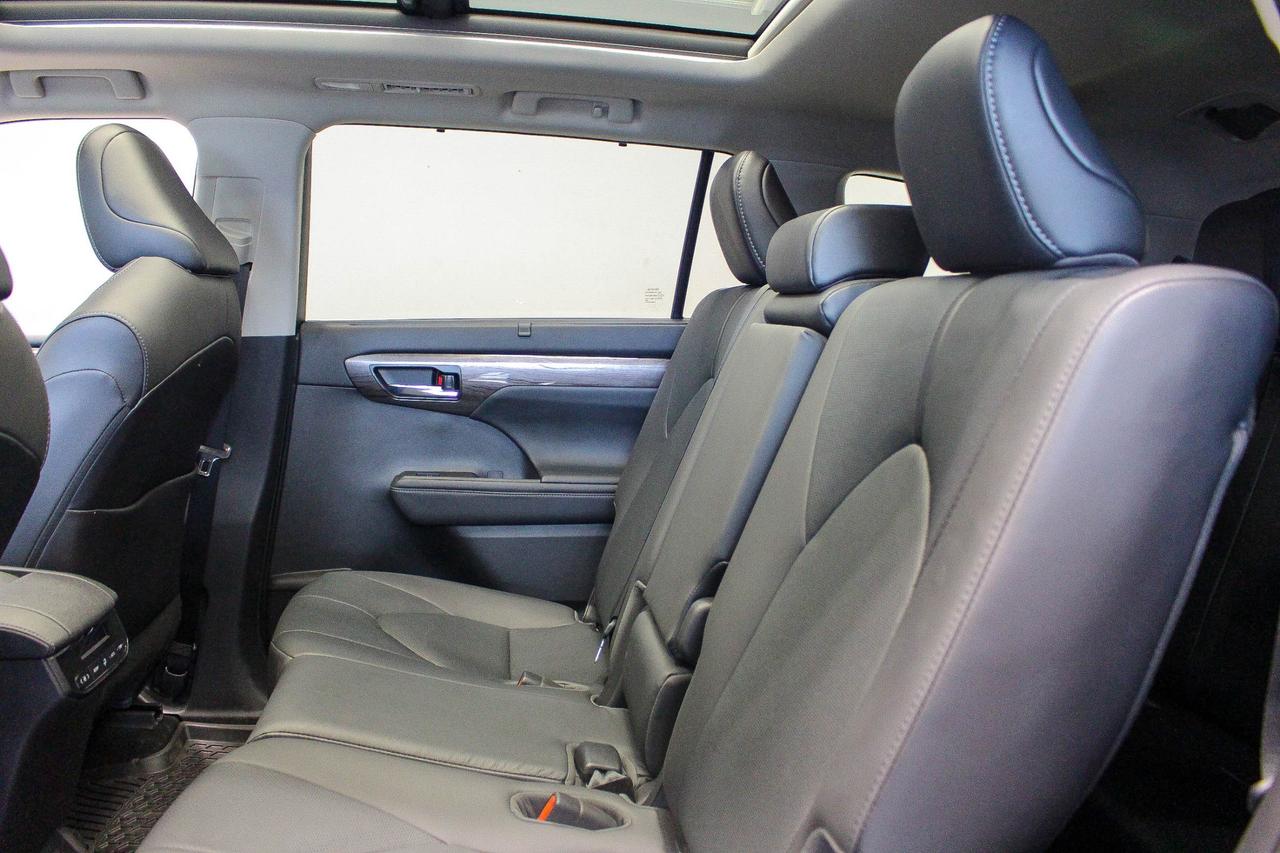 2021 Toyota Highlander Limited JBL AUDIO - NAVIGATION - 8 LEATHER PASSENGER SEATS Photo