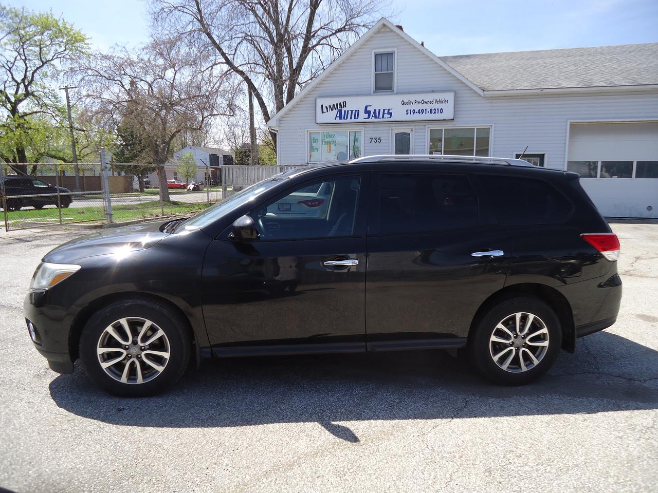 Used 2016 Nissan Pathfinder 4WD 4dr SV for sale in Sarnia, ON