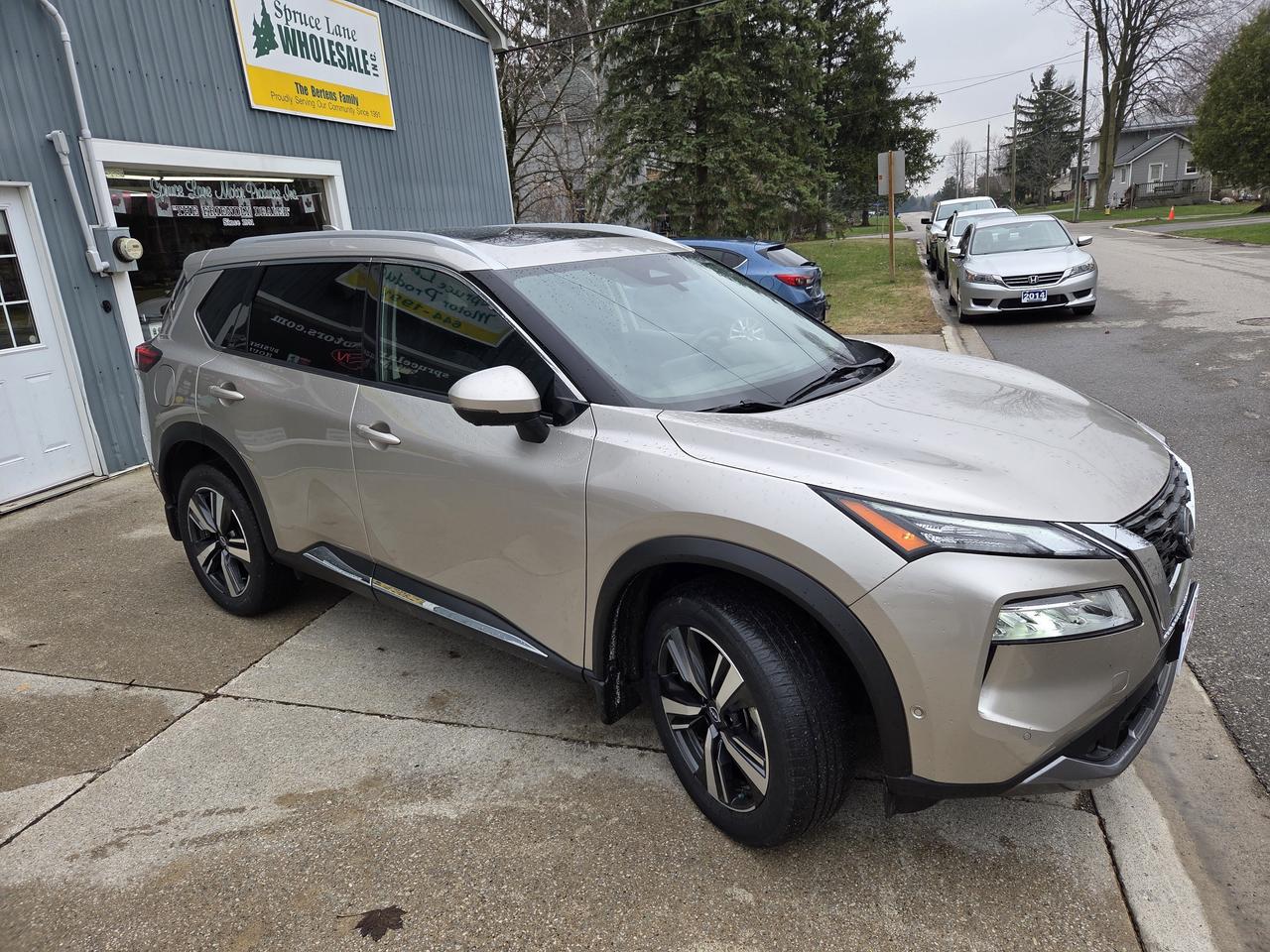 2023 Nissan Rogue SL Photo2