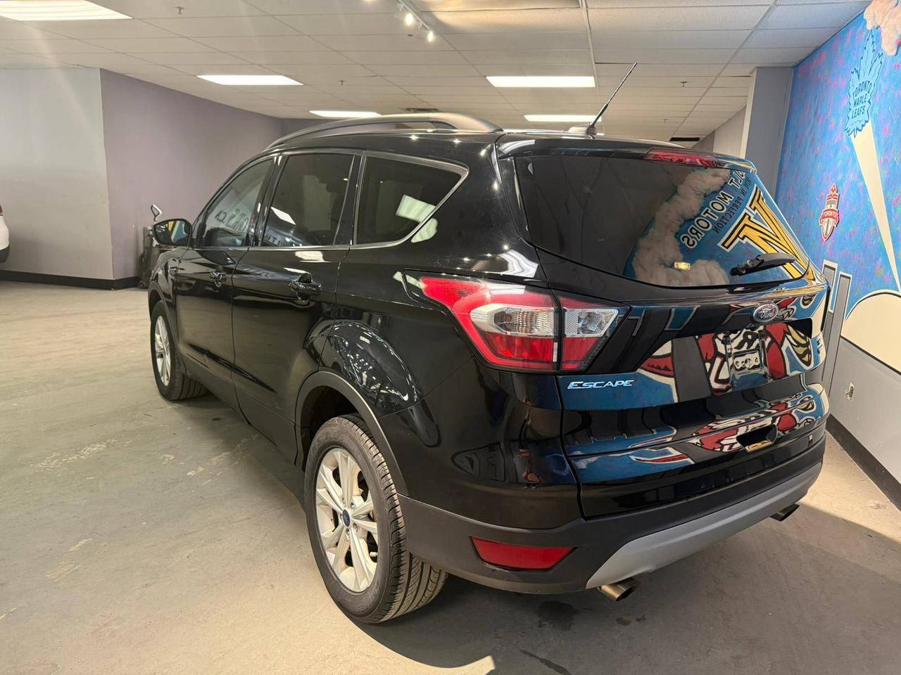 2018 Ford Escape SE, AWD, 20 DEALER SERVICE RECORDS. Photo2
