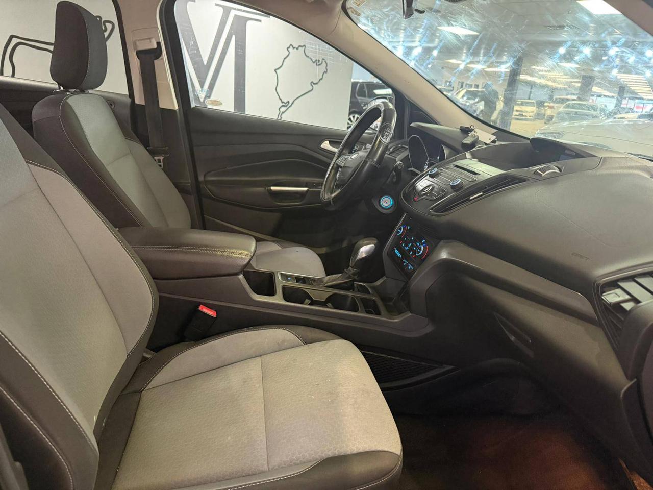 2018 Ford Escape SE, AWD, 20 DEALER SERVICE RECORDS. Photo
