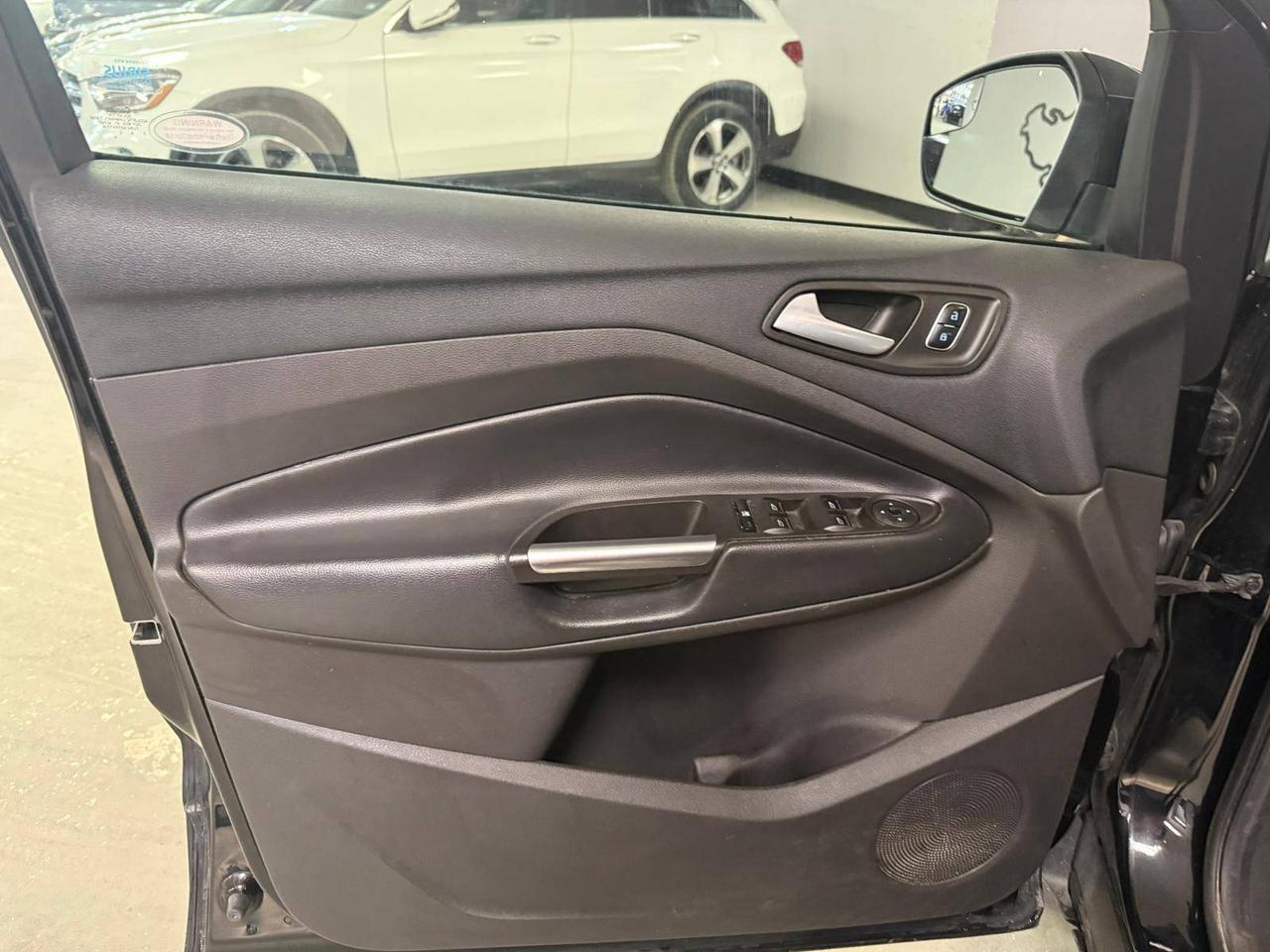 2018 Ford Escape SE, AWD, 20 DEALER SERVICE RECORDS. Photo