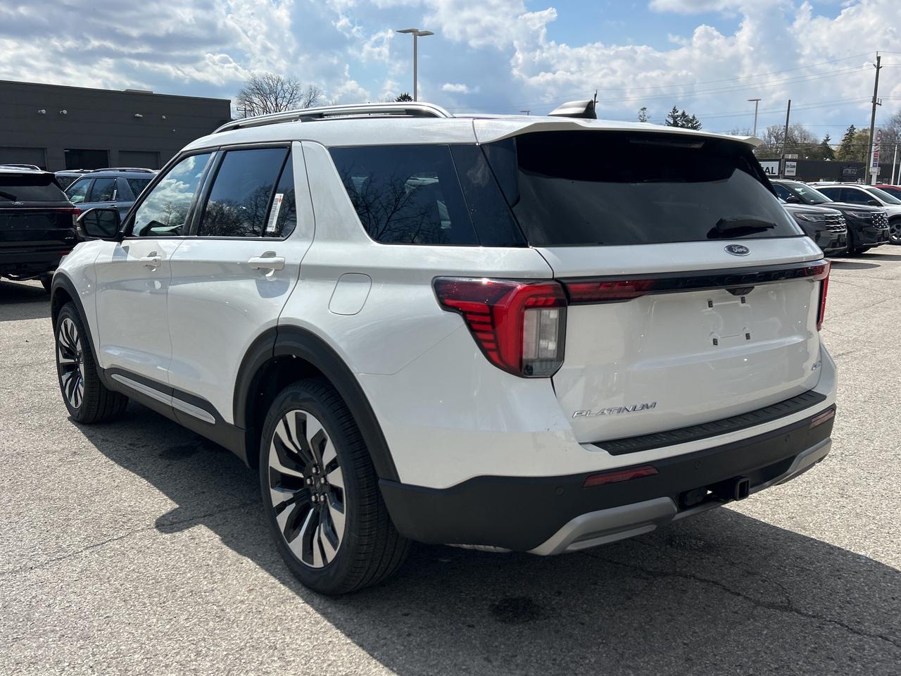 2026 Ford Explorer PLATINUM 4WD 600A Photo2