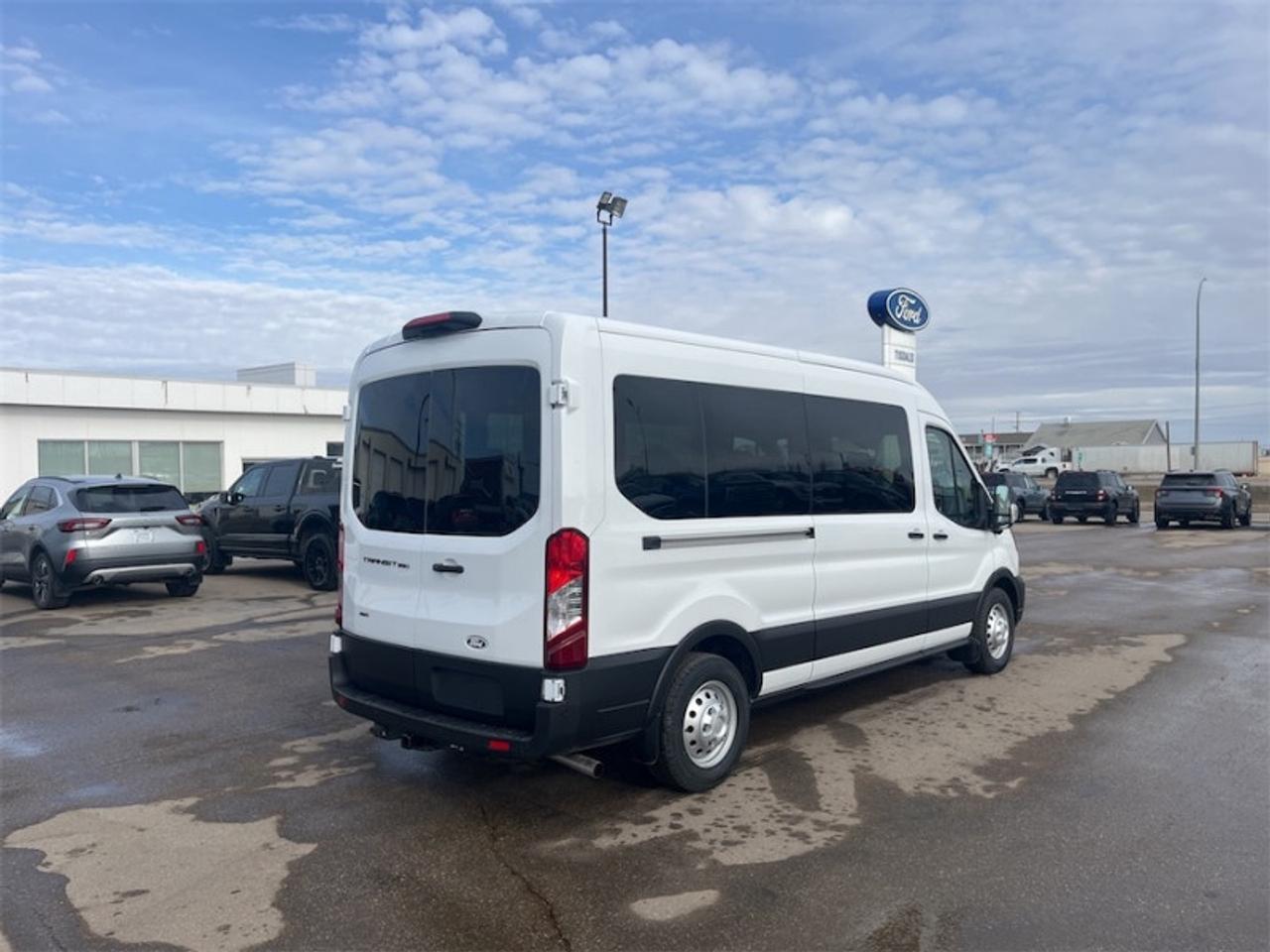2026 Ford Transit Passenger Wagon XL Photo5