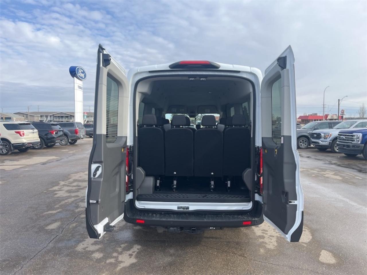 2026 Ford Transit Passenger Wagon XL Photo5