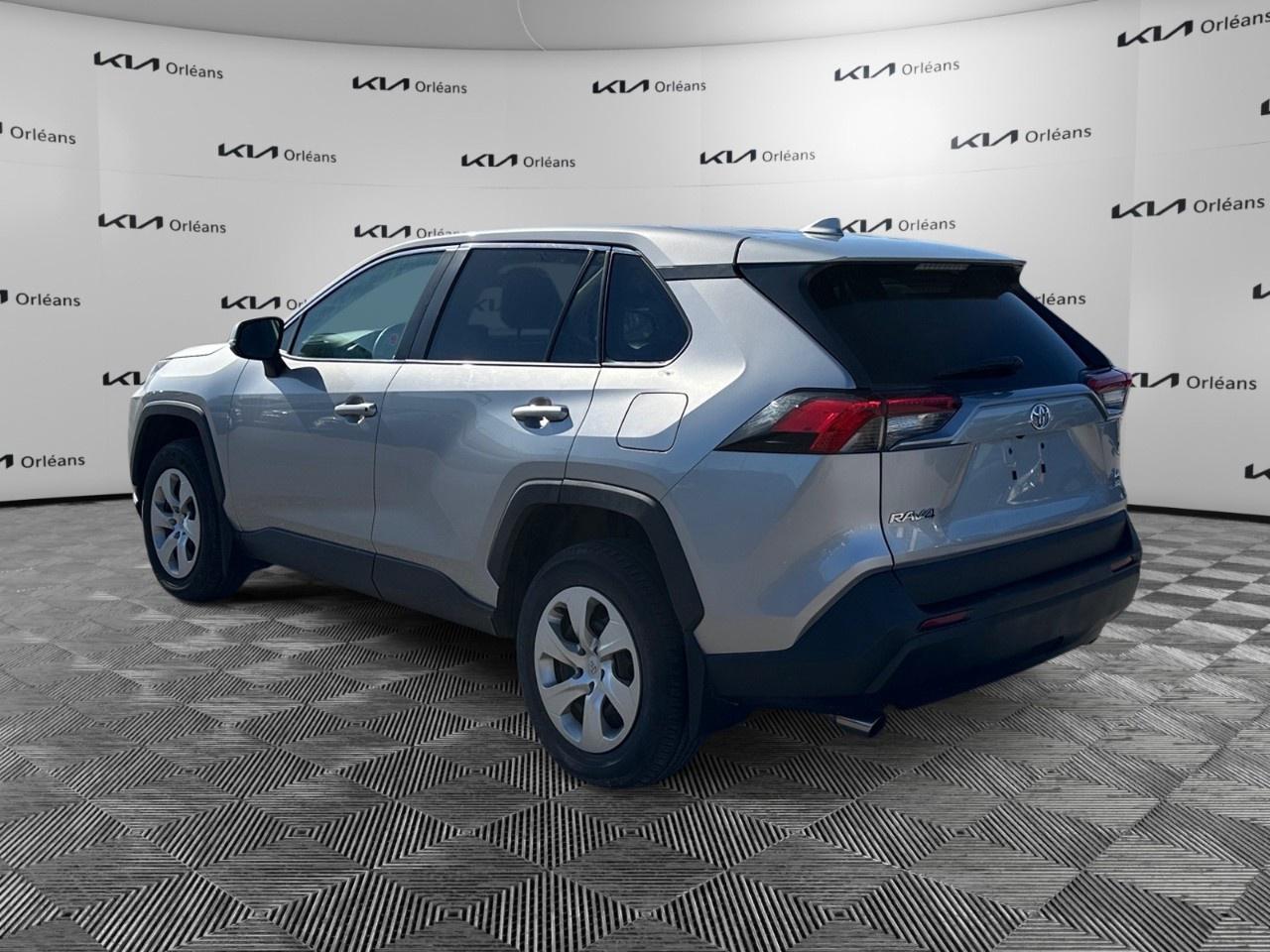 2022 Toyota RAV4 LE AWD Photo