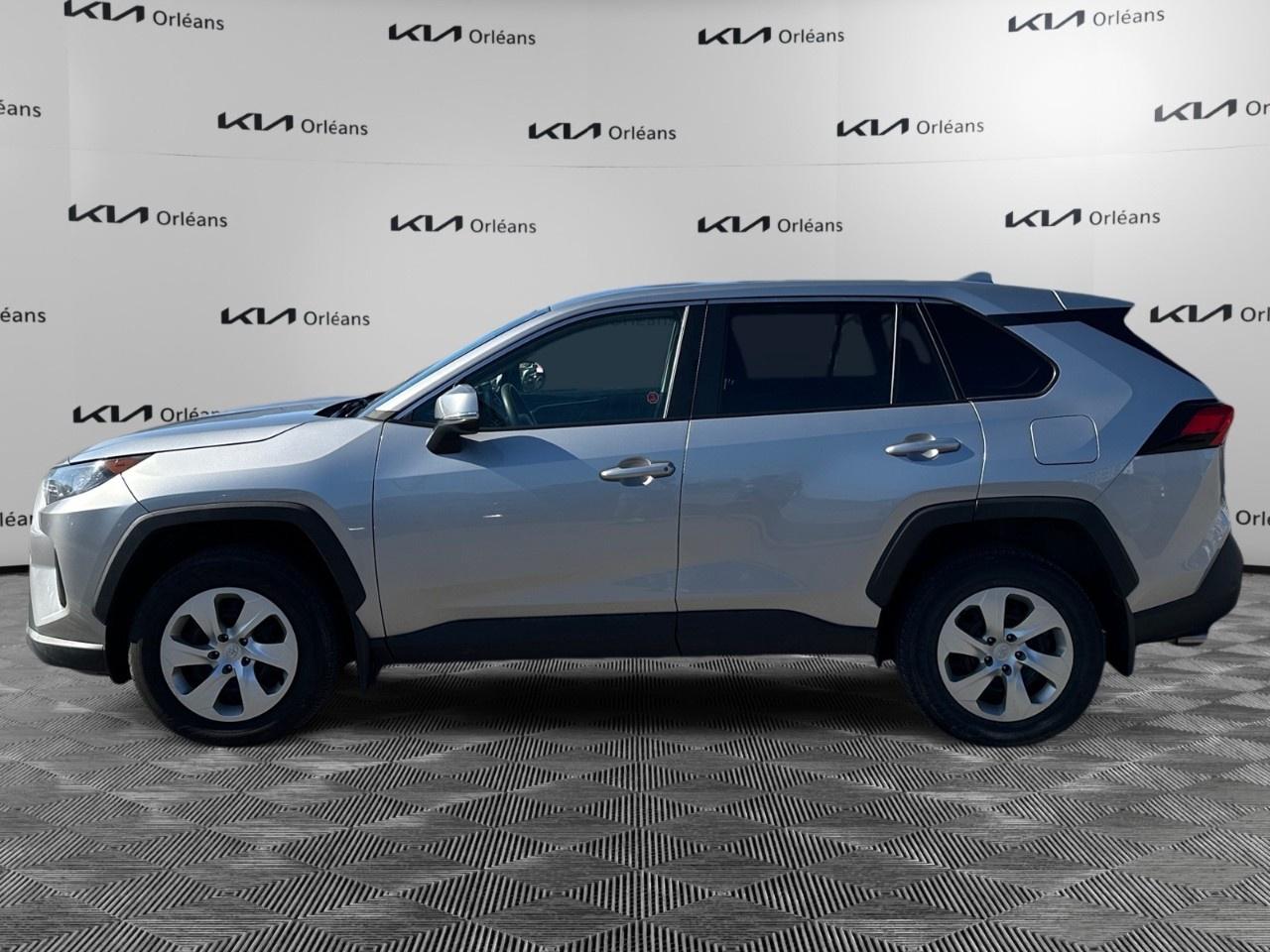 2022 Toyota RAV4 LE AWD Photo3