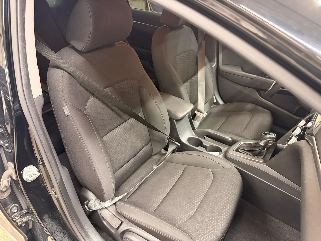 2020 Hyundai Elantra Preferred w/Sun & Safety+New Tires+CLEAN CARFAX++ Photo