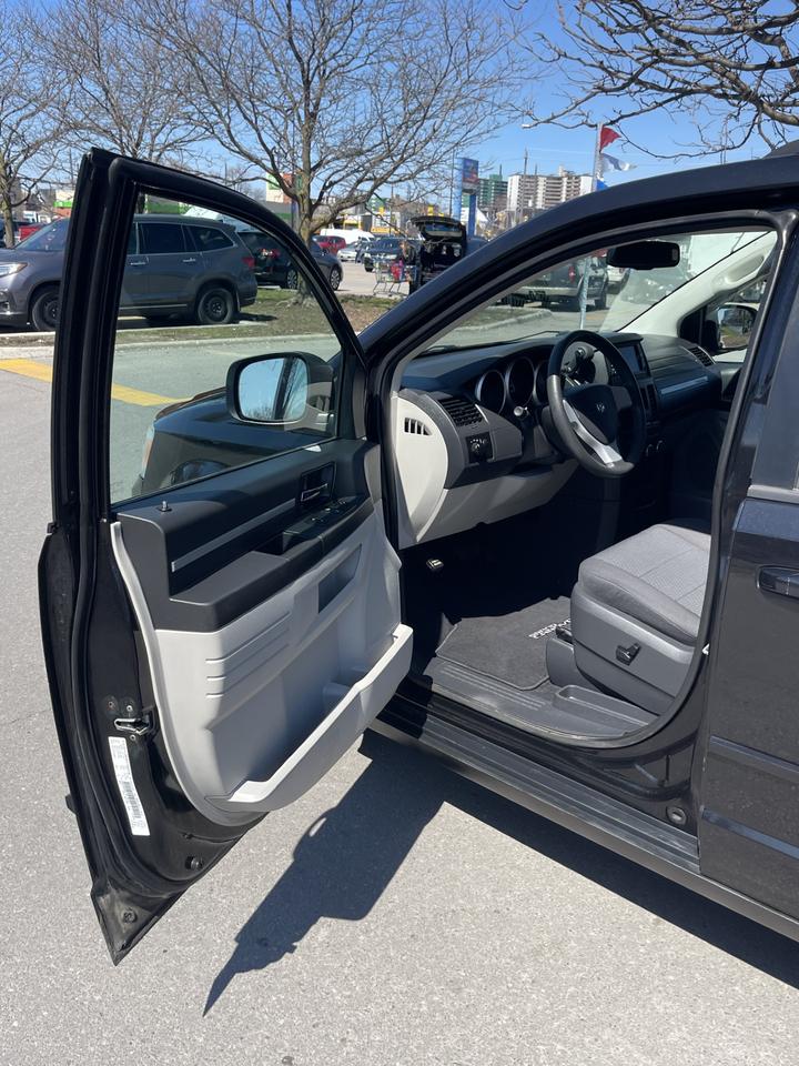 2010 Dodge Grand Caravan SE   STOW N GO   ONLY 132,000 KMS Photo