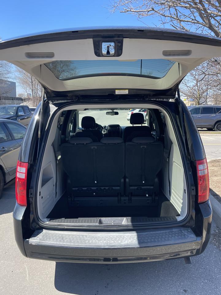 2010 Dodge Grand Caravan SE   STOW N GO   ONLY 132,000 KMS Photo