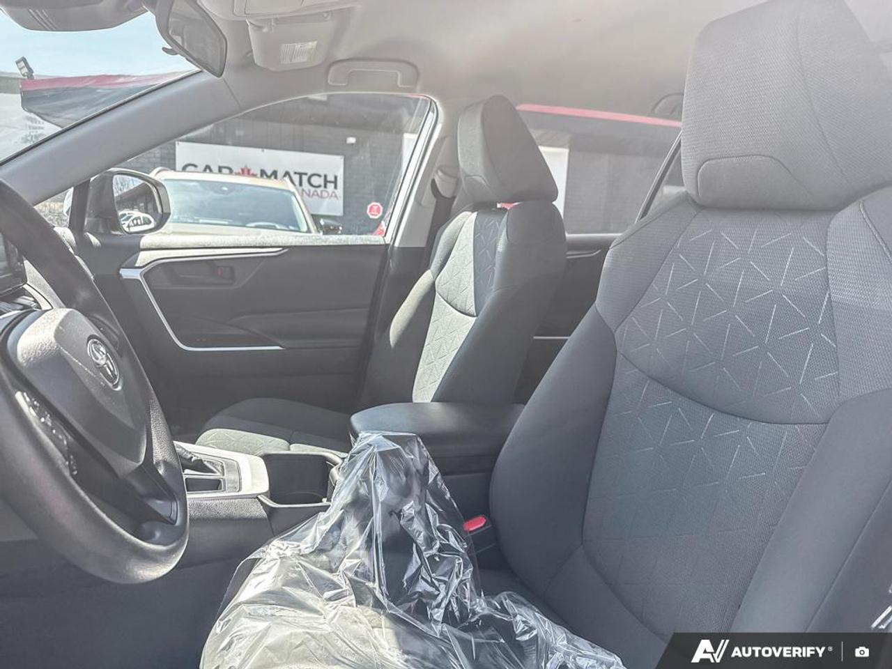 2022 Toyota RAV4 LE / NO ACCIDENTS / HTD SEATS / AWD / BLUETOOTH Photo