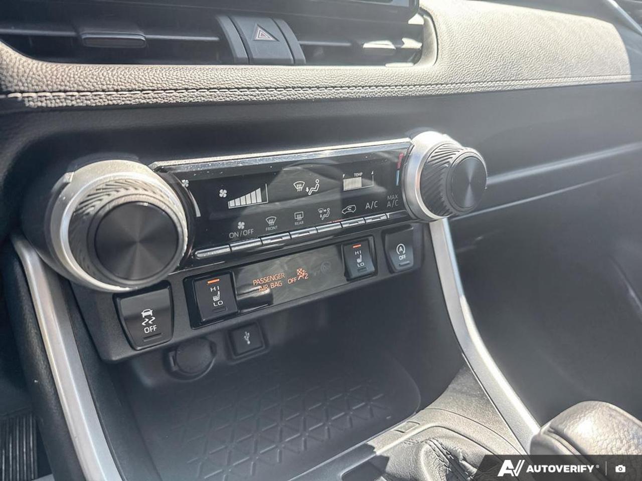 2022 Toyota RAV4 LE / NO ACCIDENTS / HTD SEATS / AWD / BLUETOOTH Photo